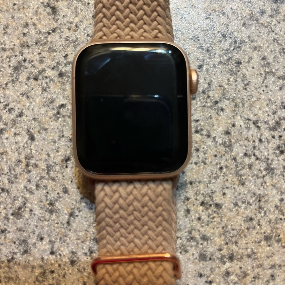 Rose Gold Apple Watch se